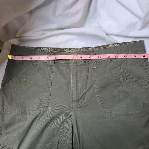 Gloria Vanderbilt Anya Capri Cargo Pants. Sage Green Size 8 - Picture 14 of 14